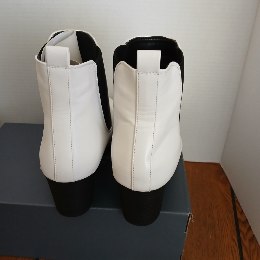 Melrose Ave Boots Womens Size 9 Block Heel Bootie 100%  White - Picture 5 of 7